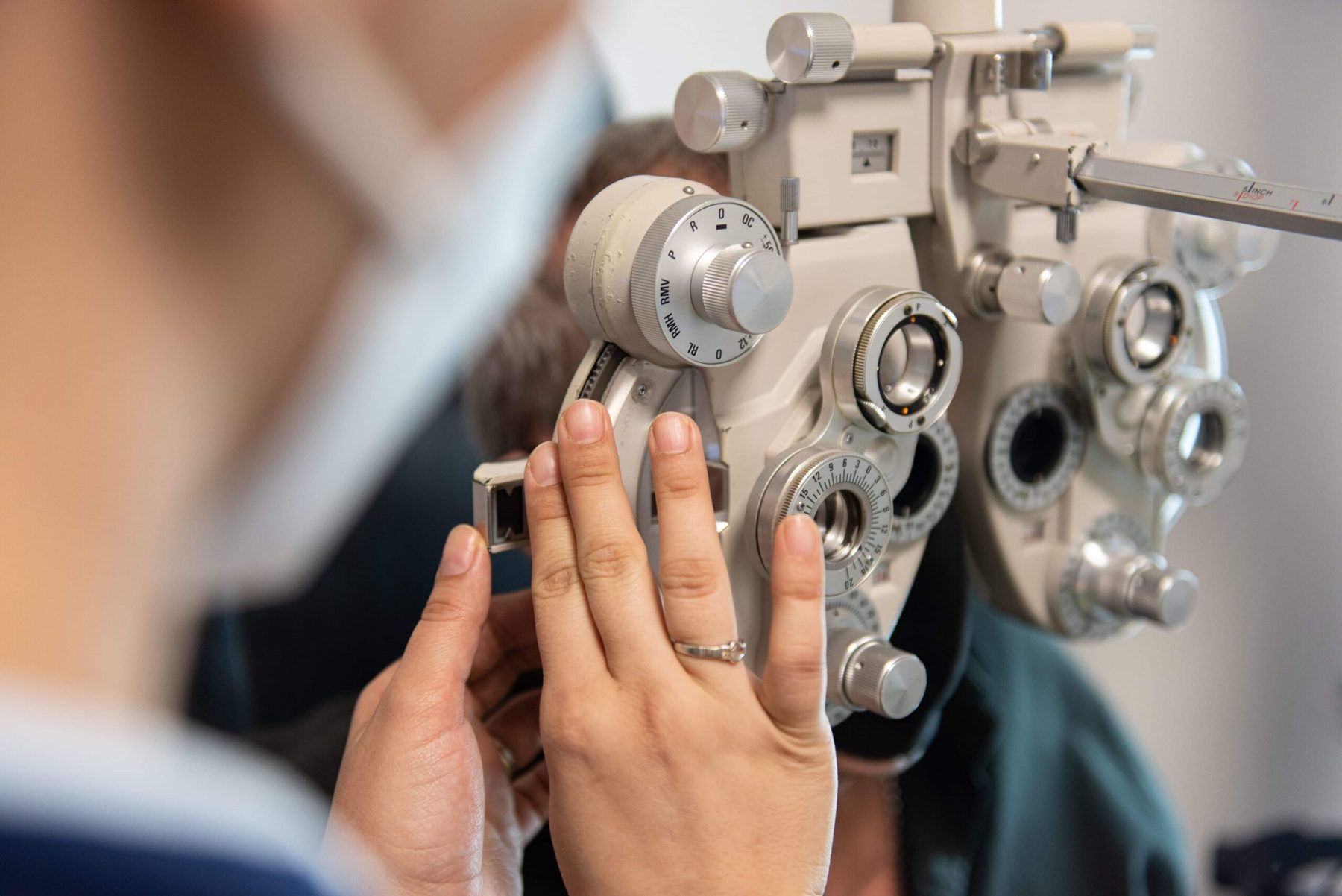 Profesional de Retina realizando un control de graduación con foróptero